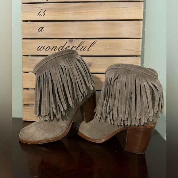 Frye Gray Fringe Short Boots size 6B Ilana Bootie Ankle Boot Western - Picture 6 of 13